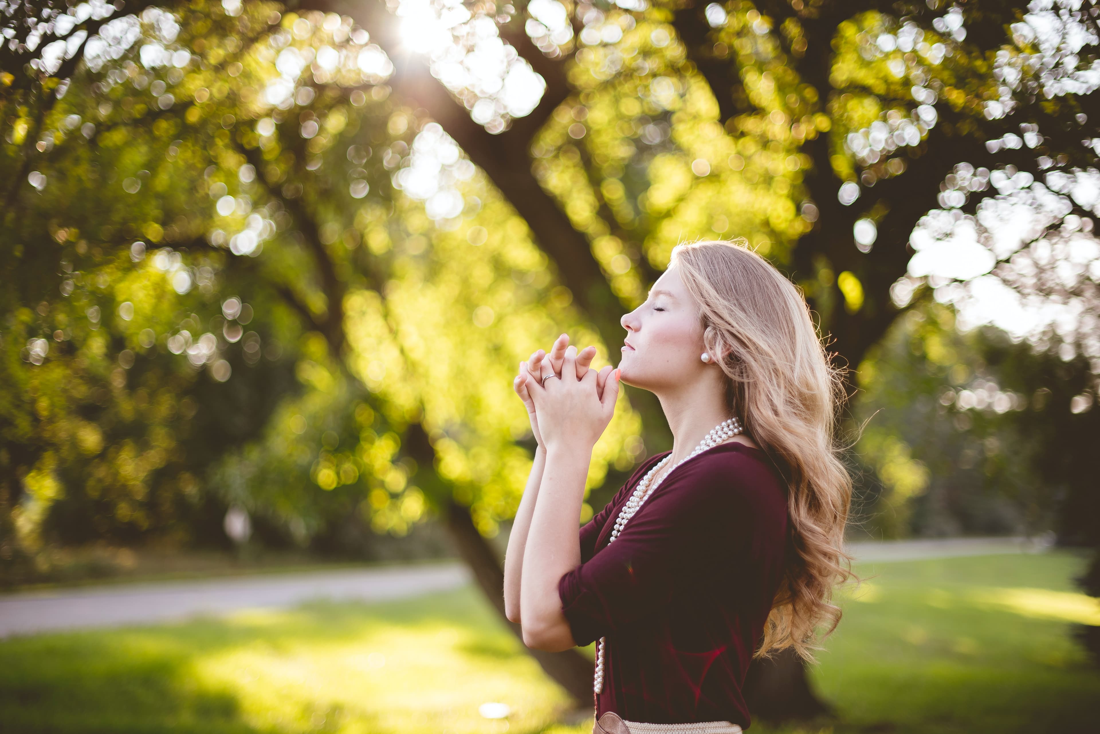 Cover image for 12 Daily Short and Simple Prayers To Connect With God